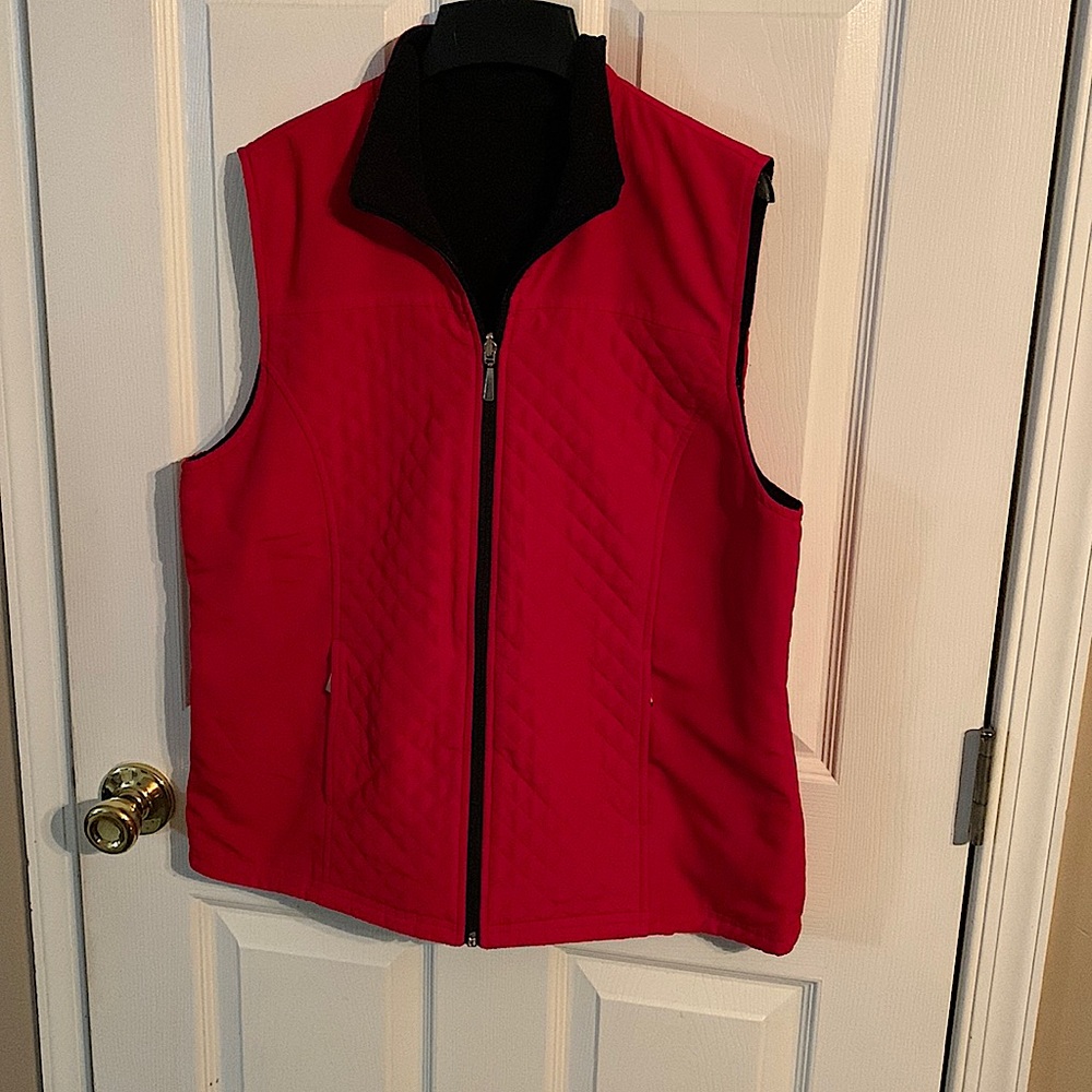Karen Scott Sport reversible red quilted/black fleece vest. Size M.